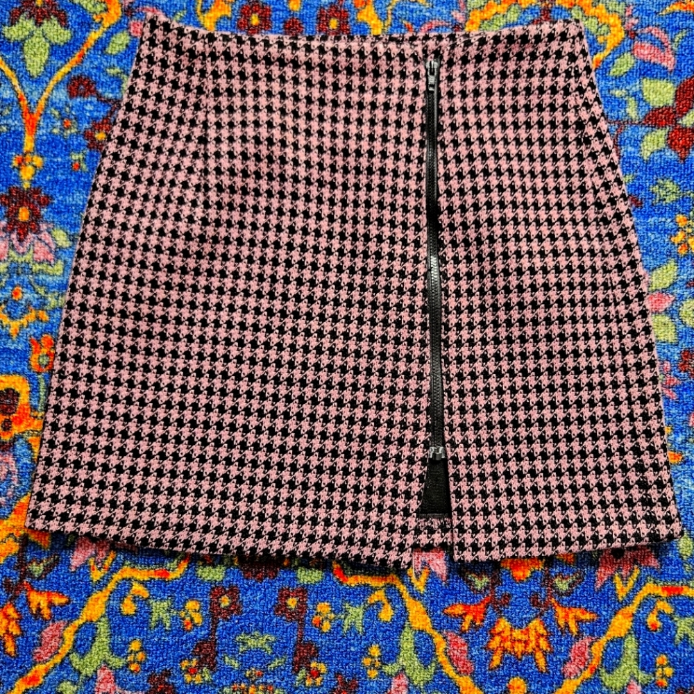 🌈 Light Pink and Black Houndstooth Mini Skirt with Zipper